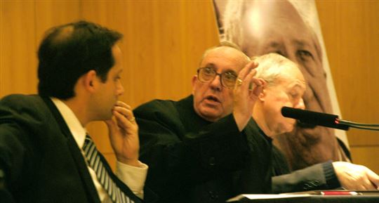 Bergoglio presenta el libro ''¿Se puede vivir así?'' junto al P. Mario Peretti y a Fernando Giles, responsables de CyL en Argentina