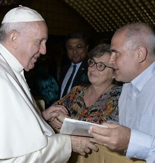 Alejandro y Stella Maris con el Papa