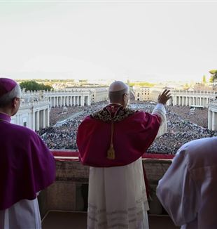 El papa León XIV saluda en la plaza de San Pedro (©Ansa/Vatican Media)