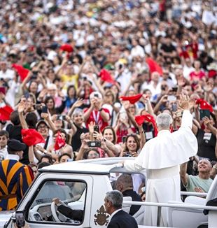El papa León XIV en la vigilia de Pentecostés durante el Jubileo de los movimientos (©Giovanni Dinatolo/Fraternità CL)